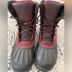 Nike ACG duck boot size 9.5, never worn.